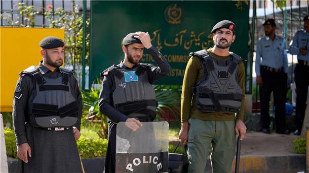 Zehn Tote bei Angriff auf Polizeiwache in Pakistan Polizisten stehen Wache am Haupteingang des Hauptsitzes der Wahlkommission in Islamabad.