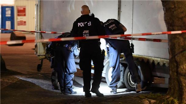 Festnahmen nach Schießerei zwischen Clan und Rockern Polizisten suchen im Mai 2022 nach Spuren auf dem Hamborner Altmarkt in Duisburg. Bei der Schießerei waren vier Personen verletzt worden.