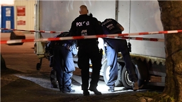 Polizisten suchen im Mai 2022 nach Spuren auf dem Hamborner Altmarkt in Duisburg. Bei der Schießerei waren vier Personen verletzt worden.