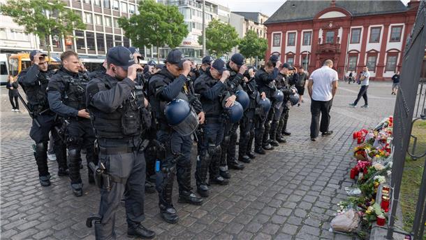 Polizist stirbt nach Messerangriff auf Mannheimer Marktplatz Polizisten trauern auf dem Mannheimer Marktplatz um ihren getöteten Kollegen.
