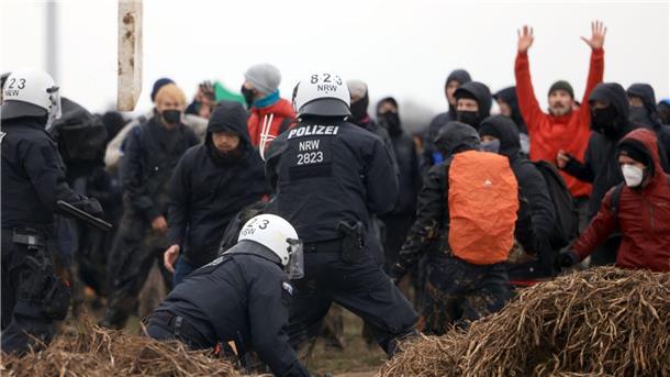 Bundesregierung kritisiert Gewalt in Lützerath Polizisten und Demonstranten stehen sich am Rande des Braunkohletagebaus bei Lützerath gegenüber.