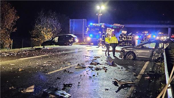 Polizisten und Feuerwehrleute arbeiten im Trümmerfeld auf der Autobahn A31.