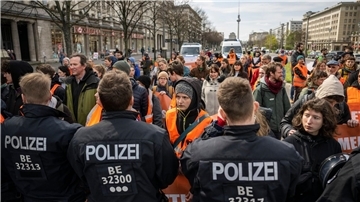 Polizisten und Teilnehmer des Protests stehen sich auf der Karl-Marx-Allee in Berlin gegenüber.