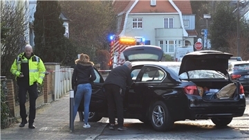 Polizisten untersuchen das Auto des Opfers.