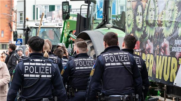 Polizisten vor der Stadthalle in Biberach.