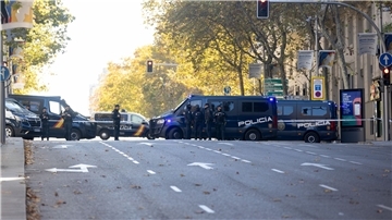 Polizisten vor der US-Botschaft in Madrid.