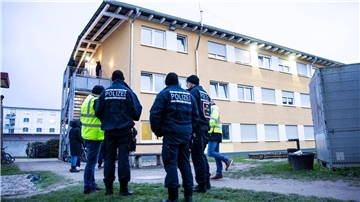 Polizisten vor einem Gebäude, welches durchsucht wurde. Auch Spezialkräfte waren vor Ort.