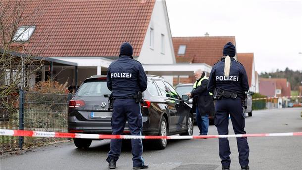 17-Jähriger soll jüngere Schwester getötet haben Polizisten vor einem Haus in Wiesendorf. Ein 14-jähriges Mädchen wurde in dem Ort nahe Erlangen getötet.