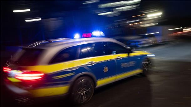 Polizei: Einsatzkräfte in Bremen bei Demo angegriffen Polizisten werden in Bremen angegriffen. (Symbolbild)