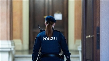 Polizistin vor dem Großen Schwurgerichtssaal: Der Prozess um das Attentat war mit lebenslangen Freiheitsstrafen für zwei und langjährigen Haftstrafen für andere Angeklagte zu Ende gegangen.