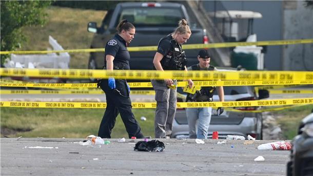 Viele Verletzte nach Schüssen in Illinois Polizistinnen arbeiten am Tatort in der Nähe eines Einkaufszentrums in Willowbrook.
