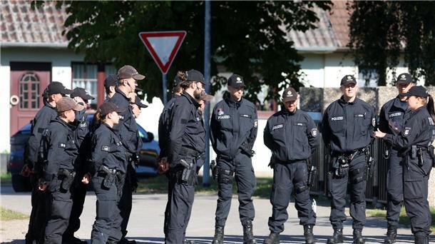 Sechsjähriger erstochen - Suche nach dem Täter läuft Polizistinnen und Polizisten sind für Befragungen und Untersuchungen in Pragsdorf.