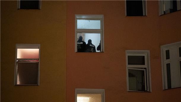 Schleuserbande gefasst - Flüchtlinge bei Transport gefährdet Polizten sind am Morgen im Treppenhaus eines Wohnhauses zu sehen.