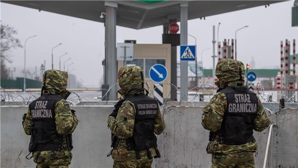 Polen verstärkt Bewachung der Grenze zu Belarus Polnische Grenzschutzbeamte sichern einen geschlossenen Grenzübergang an der polnisch-belarussischen Grenze.