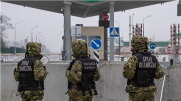 Polnische Grenzschutzbeamte sichern einen geschlossenen Grenzübergang an der polnisch-belarussischen Grenze.