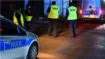 Polnische Polizisten patrouillieren nach einem Rakteneinschlag im Dorf Przewodow im Südosten Polens. 