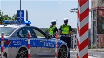 Polnische Polizistinnen stehen am deutsch-polnischen Grenzübergang Stadtbrücke zwischen Frankfurt (Oder) und Slubice.