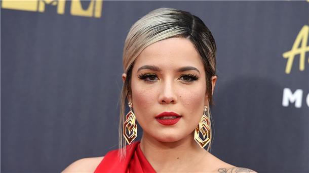 Popsängerin Musikerin Halsey ist vielseitig.