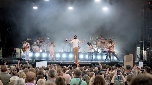 Popstar Alvaro Soler feiert mit 2.000 Fans das letzte Deutschlandkonzert in Bremerhaven