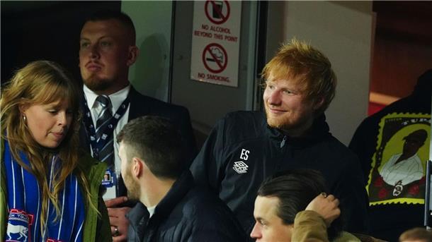 Ed Sheeran stört Fußball-Interview und entschuldigt sich Popstar Ed Sheeran ist seit August Minderheitseigner bei Ipswich Town.