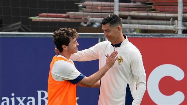 Ein „kleiner Titel“ als erstes großes Nagelsmann-Ding Portugals Kapitän Cristiano Ronaldo (r) mit Champions-League-Sieger Joao Neves beim Training.