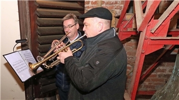 Oliver Findeisen und Dietmar Bukow vom Posaunenchor Uthlede spielen im Turm der Sankt-Nicolai-Kirche ihre Trompeten für die Zuhörer