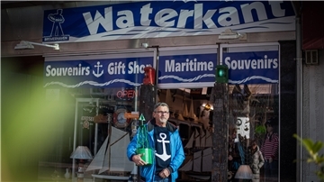 Positives Signal für die Innenstadt: Joachim Haack, Inhaber des Waterkant-Souvenirshops in der Bürger, bewahrt seinen Laden vor der Schließung. 