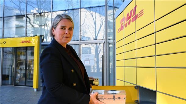 Paketbranche setzt auf Automaten - DHL peilt Verdopplung an Post-Deutschlandchefin Nikola Hagleitner hält viel von Paketautomaten - die nutzt sie bisweilen auch selbst, um privat bestellte Pakete abzuholen. (Archivbild)