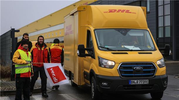 Warnstreiks in Paketzustellung: Manche Pakete bleiben liegen Post-Mitarbeiter am Werkstor, aber nicht auf dem Werktor. Der Grund: Sie sind im Warnstreik.