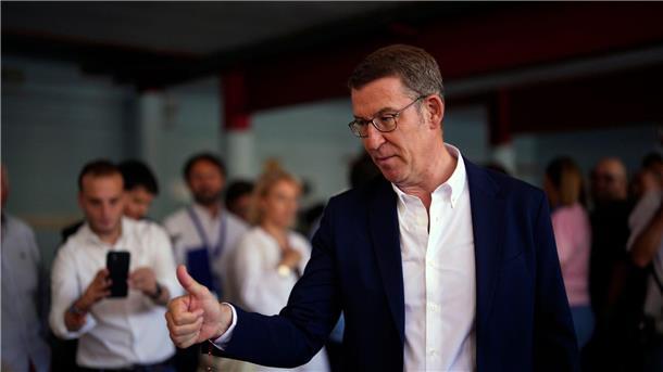 Konservative vor Wahlerfolg in Spanien PP-Chef Alberto Nunez Feijóo nach seiner Stimmabgabe für die Parlamentswahl in Madrid.
