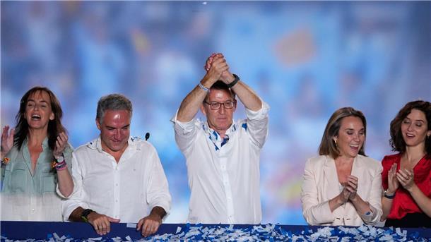 Wahl in Spanien ohne klaren Sieger - Wiederholung möglich PP-Spitzenkandiat Alberto Núñez Feijóo wendet sich nach den Parlamentswahlen an seine Anhänger vor der Parteizentrale in Madrid.