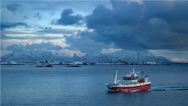 Prächtige Küste, dramatischer Himmel: Der Fischkutter „Ballstadøy“ steuert vollbeladen seinen Heimathafen Svolvær in Norwegen an. Klaus-Peter Kiedel lässt sich bei seinen Bildern gerne von Stimmungen leiten.