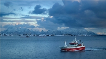 Prächtige Küste, dramatischer Himmel: Der Fischkutter „Ballstadøy“ steuert vollbeladen seinen Heimathafen Svolvær in Norwegen an. Klaus-Peter Kiedel lässt sich bei seinen Bildern gerne von Stimmungen leiten.