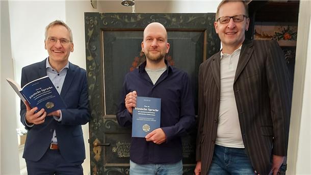 Präsentieren das neue Buch zur friesischen Sprache (v. l. n. r.) im Schloss zu Jever, Landkreis Friesland: Verleger Florian Isensee, Verfasser Menno Ehme Aden, Referent für Plattdeutsch und Saterfriesisch der Oldenburgischen Landschaft.