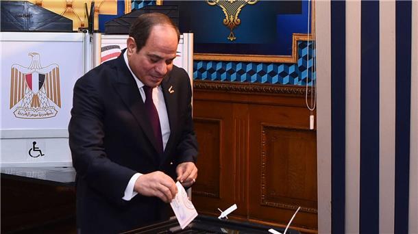 Präsident Abdel Fattah al-Sisi gibt in einem Wahllokal in Kairo seine Stimme ab.