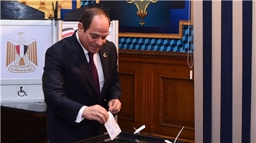 Präsident Abdel Fattah al-Sisi gibt in einem Wahllokal in Kairo seine Stimme ab.