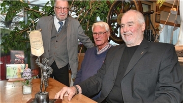 Präsident Horst Schowalter (r.), sein Stellvertreter Detlef Mauritz (l) und Schatzmeister Hanno Fischer vom Stammtisch "Die Eisernen".