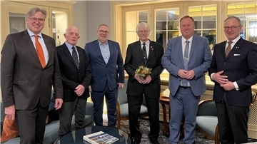 Präsident Jos van der Meer und Vizepräsident Siegfried Mett mit den Gastrednern Landrat Thorsten Krüger, Pferdesportler Günter Lühring, Cuxhavener Oberbürgermeister Uwe Santjer und Dr. Martin Lübbecke vom Unterelbeschen Renn-, Reit- und Fahrverein beim Aufgalopp 2024 für das Duhner Wattrennen.