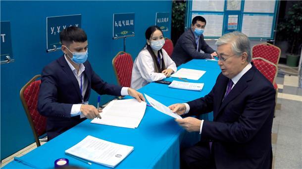 Kasachischer Präsident Tokajew im Amt bestätigt Präsident Kassym-Schomart Tokajew (r) vor der eigenen Stimmabgabe in Astana.