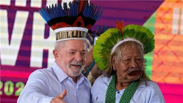 Indigene Schutzgebiete: Lula handelt per Dekret Präsident mit Federkrone: Luiz Inácio Lula da Silva (l.) mit dem Kaiapo-Oberhaupt Raoni Metuktire.