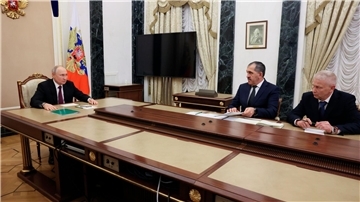 Präsident Wladimir Putin empfängt den russischen Vizeverteidigungsminister Junus-Bek Jewkurow (2.v.r.) und Andrej Troschew (r), der aus den Reihen der Privatarmee Wagner neue Freiwilligen-Kampfverbände aufbauen soll.