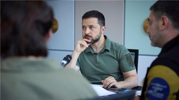 Flut nach Staudamm-Zerstörung - Westen beschuldigt Moskau Präsident Wolodymyr Selenskyj (M) hat wegen des beschädigten Staudamms den nationalen Sicherheitsrat einberufen.