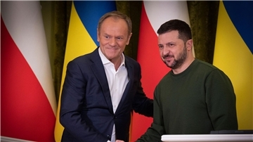 Präsident Wolodymyr Selenskyj (r) empfängt den polnischen Ministerpräsidenten Donald Tusk in Kiew.
