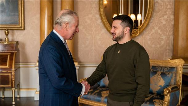 Krieg gegen die Ukraine: So ist die Lage Präsident Wolodymyr Selenskyj (r) wird im Buckingham-Palast von König Charles III. empfangen.