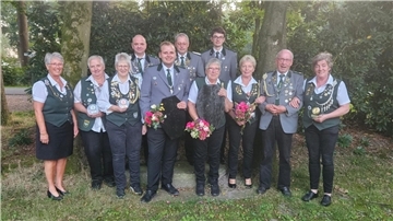 Präsidentin Aenne Holm mit den neuen Vize- und Altersmajestäten sowie den Pokalgewinnern des Schützenvereins Bevern.
