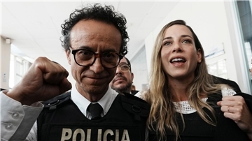 Präsidentschaftskandidat Christian Zurita und Vizepräsidentschaftskandidatin Andrea González Náder während einer Pressekonferenz zur Bekanntgabe seiner Nominierung durch die Partei Construye (Baue).
