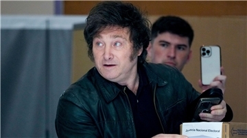 Präsidentschaftskandidat Javier Milei gibt in einem Wahllokal in Buenos Aires seine Stimme ab.