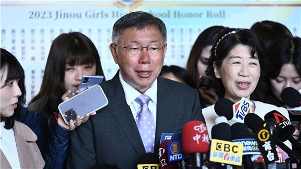 Präsidentschaftskandidat Ko Wen-je ist mit seiner Frau Chen Pei-chi zur Stimmabgabe gekommen.
