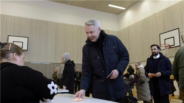 Präsidentschaftskandidat Pekka Haavisto gibt seine Stimme in Helsinki ab.