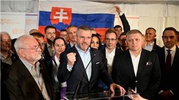 Präsidentschaftskandidat Peter Pellegrini, Mitte, feiert nach der Stichwahl in der Slowakei. Laut Auszählungen gewinnt er noch in der Nacht die Kandidatur.